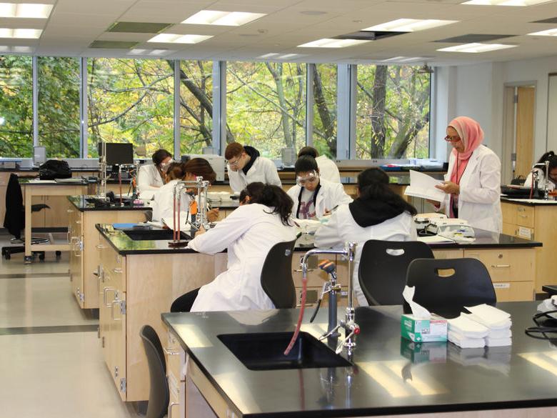 students working in chemistry lab 